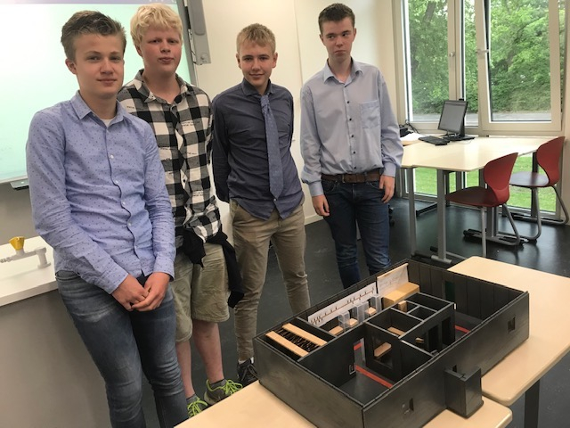 Scholieren tijdens de presentatie van hun maquette