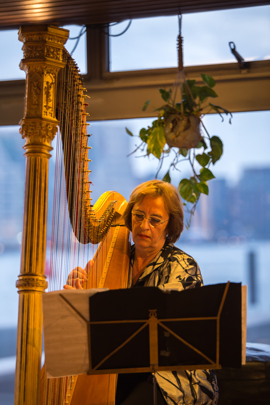 Erika Waardenburg op de harp van Rosa Spier