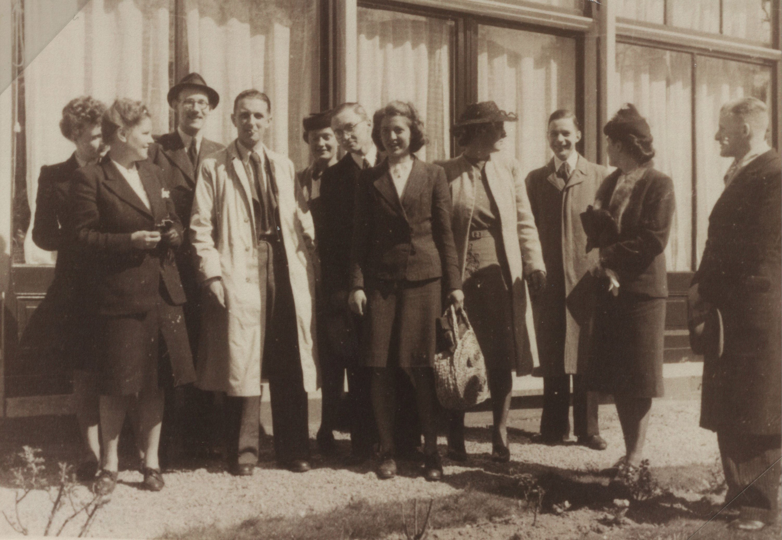 Groepsfoto van leden van het Utrechts Kindercomité op de bruiloftsreceptie van Geert Lubberhuizen op 19 april 1944.