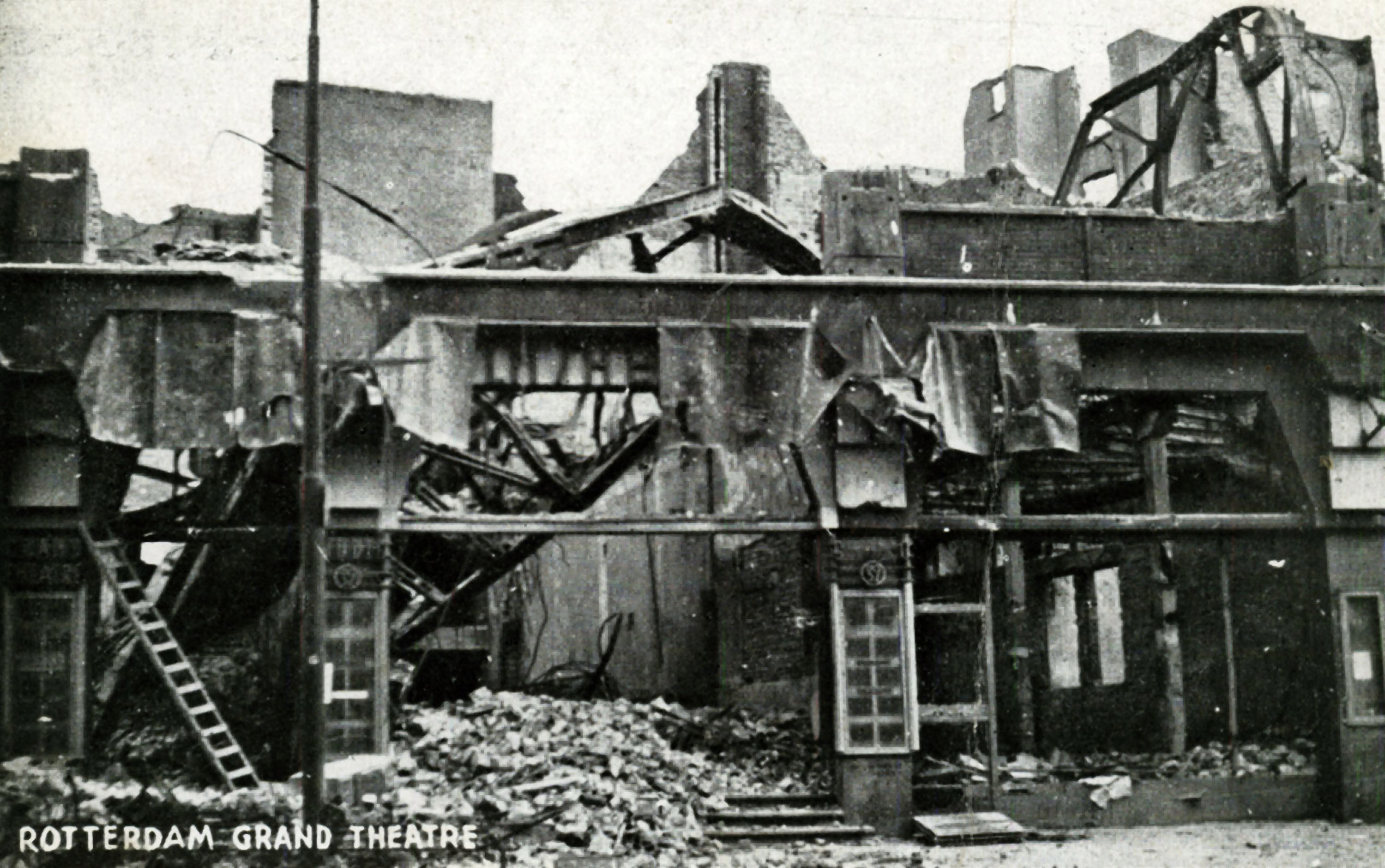 Grand Theater Rotterdam na bombardement 14 mei 1940