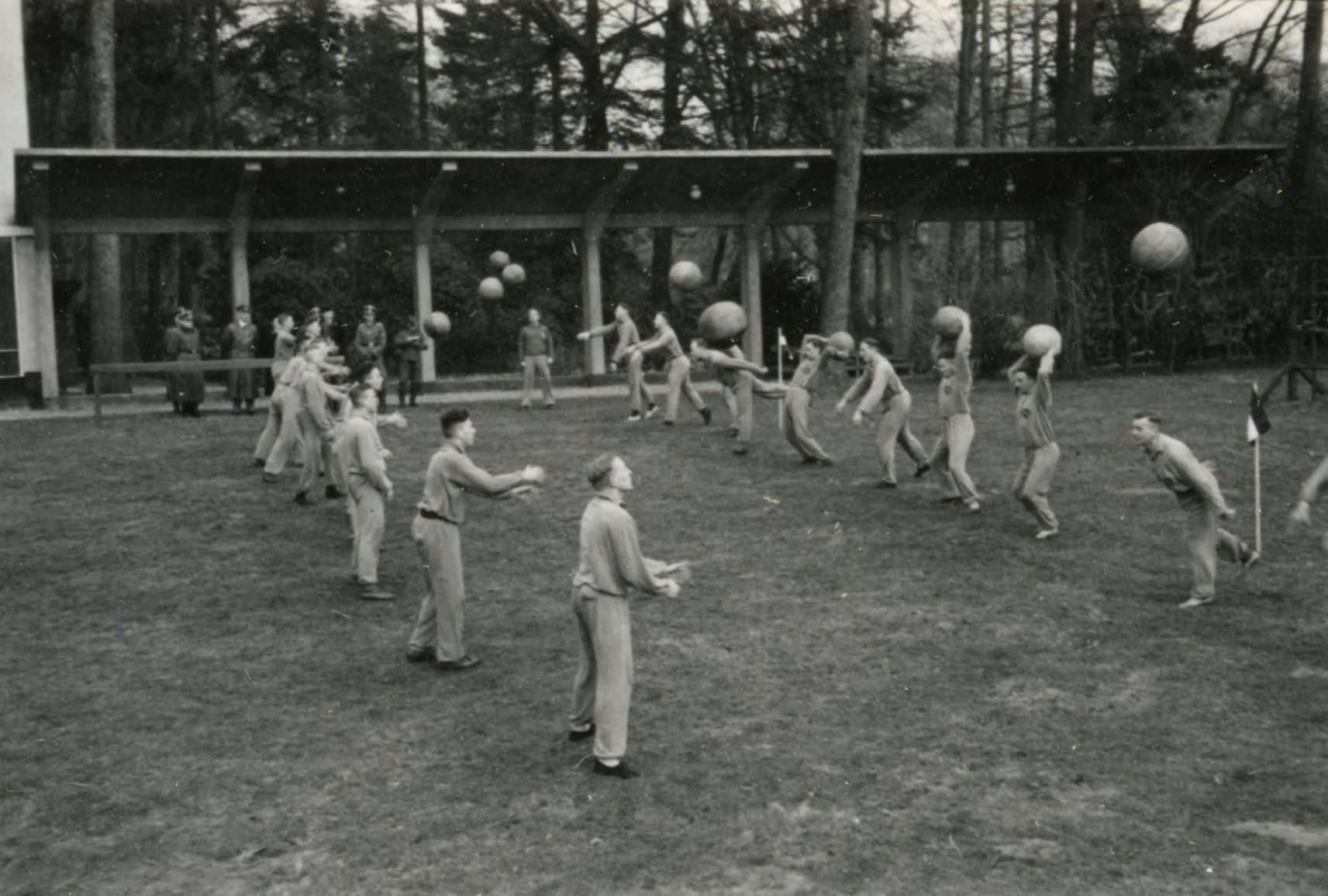 Nederlandse SS'ers op het sportterrein in 1943