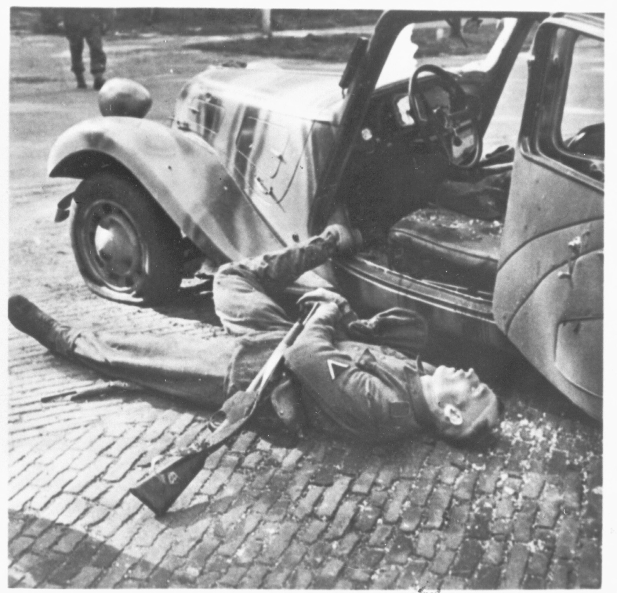 Gesneuvelde chauffeur van generaal-majoor Kussin, de Duitse stadscommandant van Arnhem, op de Utrechtseweg in Oosterbeek