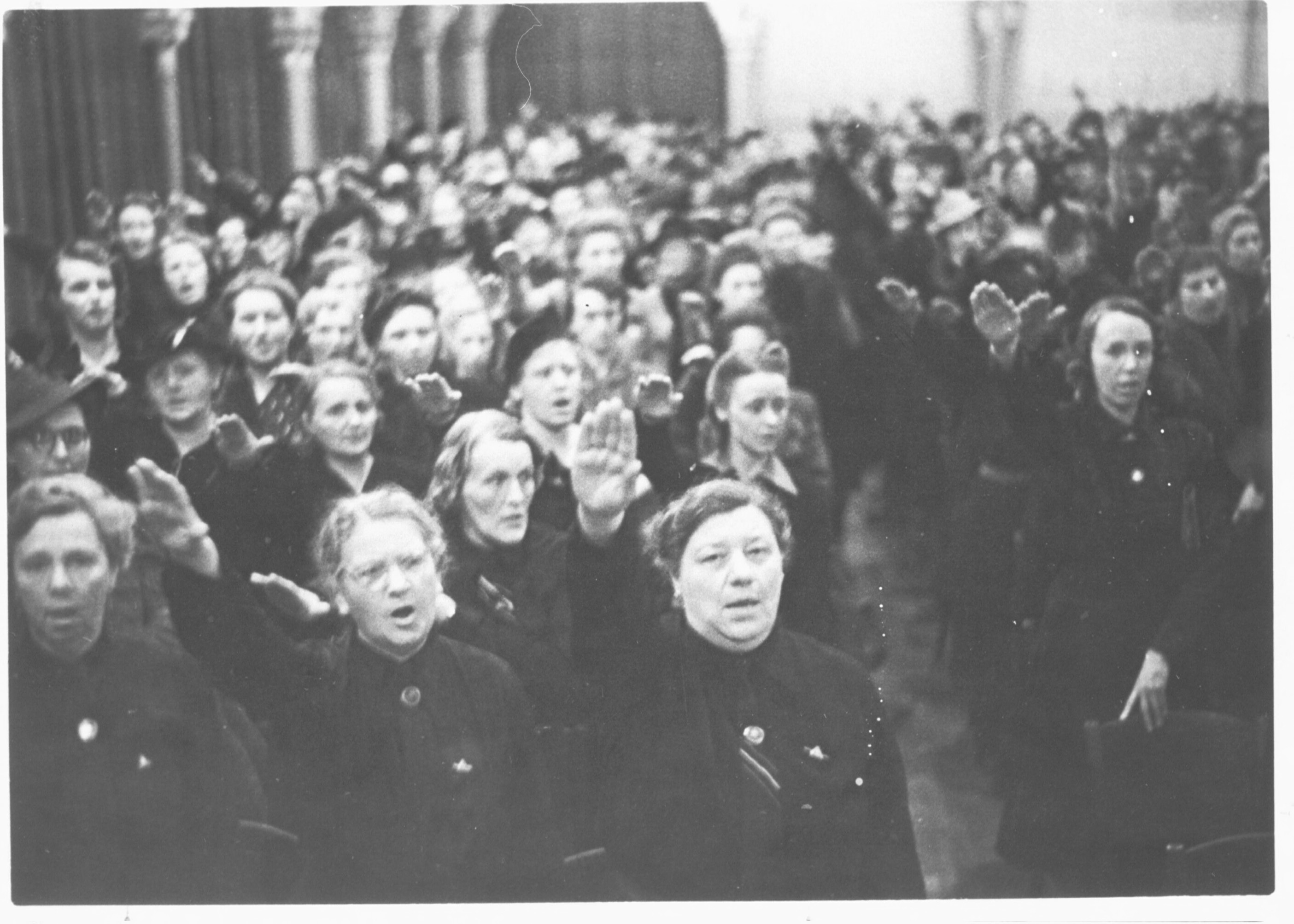 Vrouwen van de NSB brengen de Houzee groet in de Haagse dierentuin in september 1941