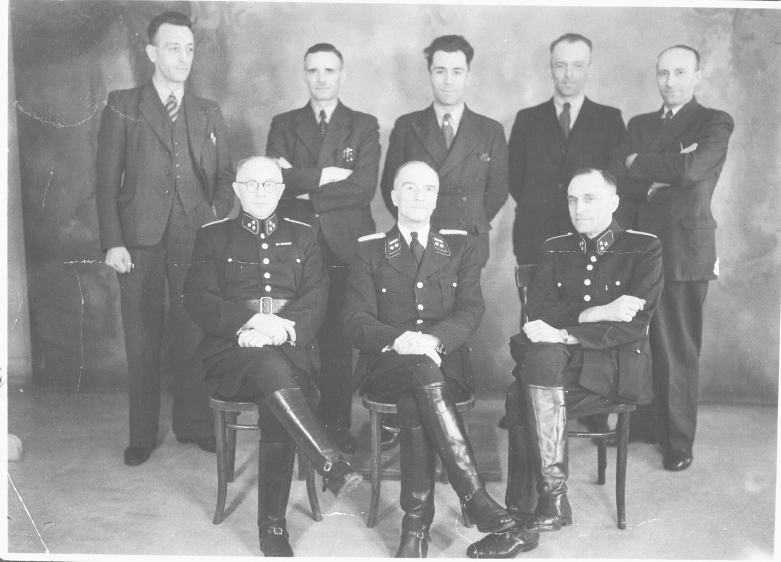 In het midden zit Gerardus Johannes Kerlen. De foto is gemaakt tussen 1941-1943. 
