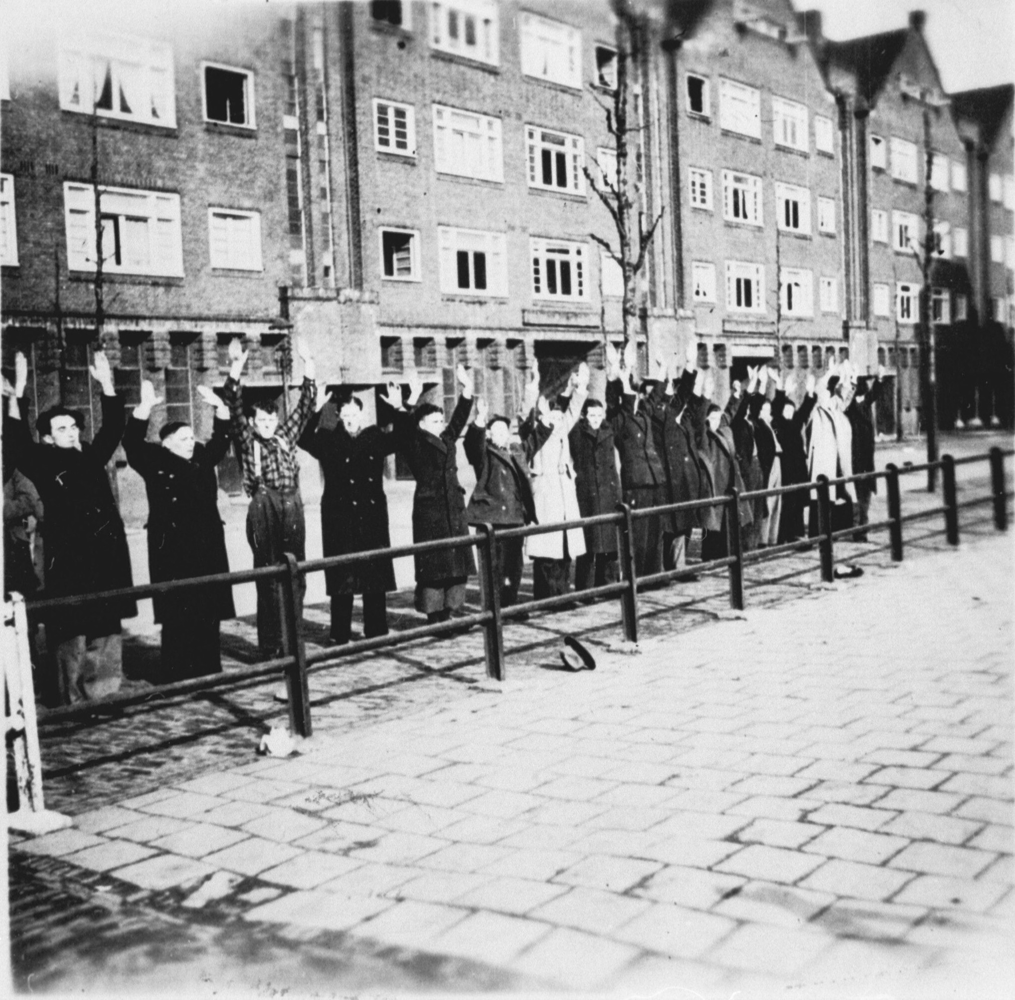 Joodse mannen in de Jodenbreestraat tijdens de razzia op 22 februari 1941