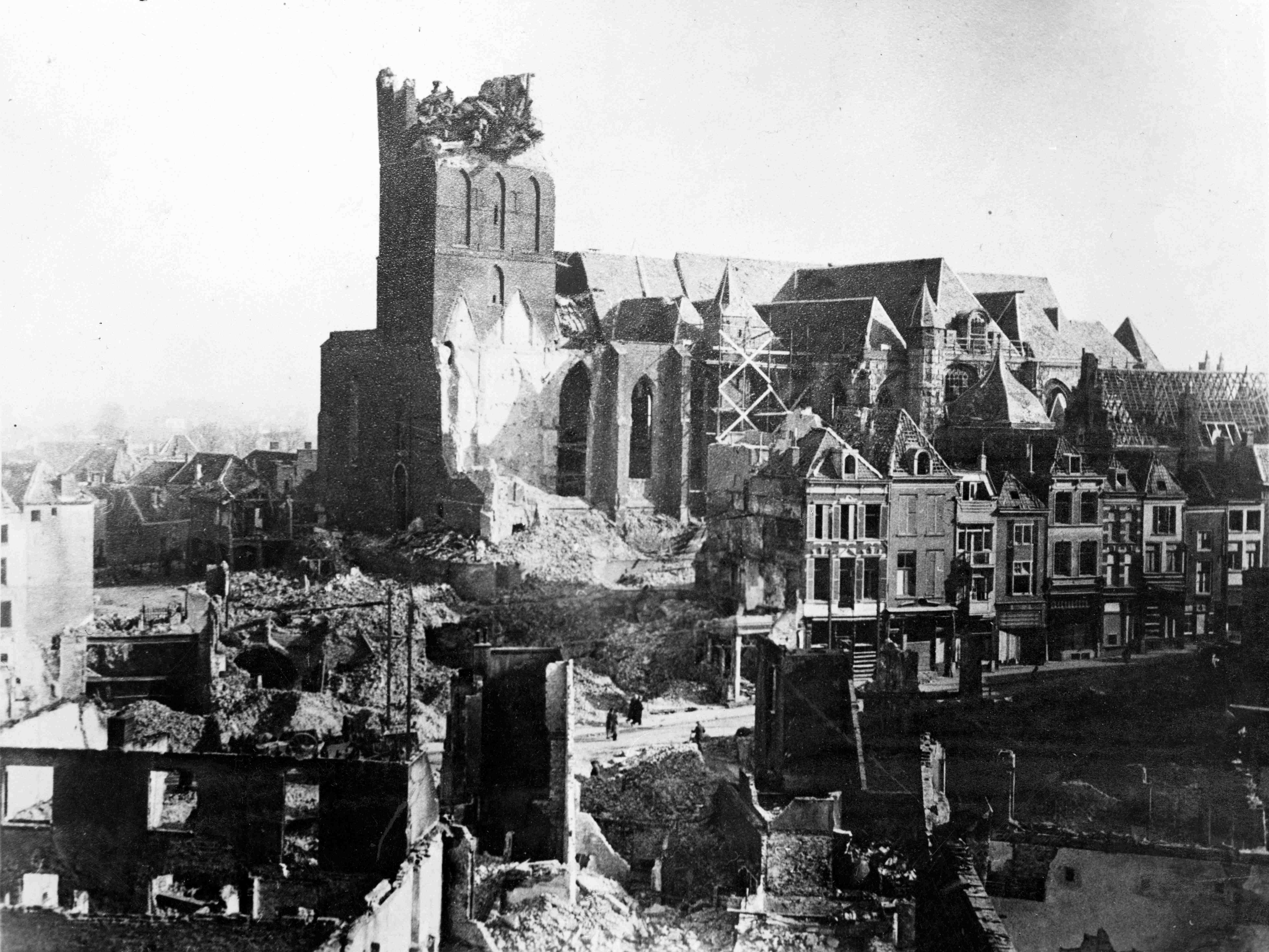 Vanaf een pand in de Houtstraat genomen foto richting de Stikke Hezelstraat en de verwoeste St. Stevenskerk na het bombardement op 22 februari 1944