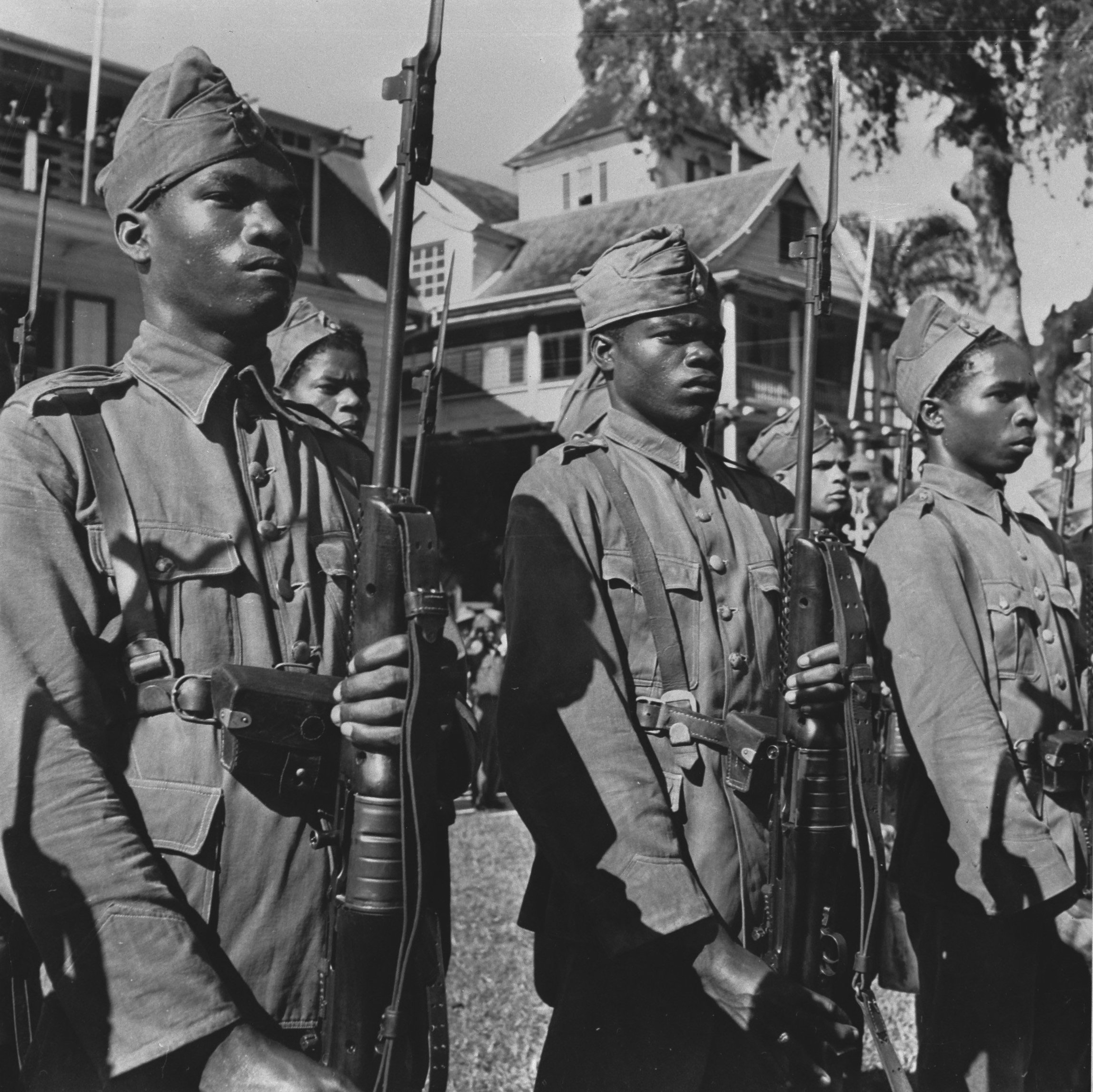 Soldaten van de Surinaamse Schutterij tijdens een bezoek van Prins Bernhard aan Paramaribo in 1942.