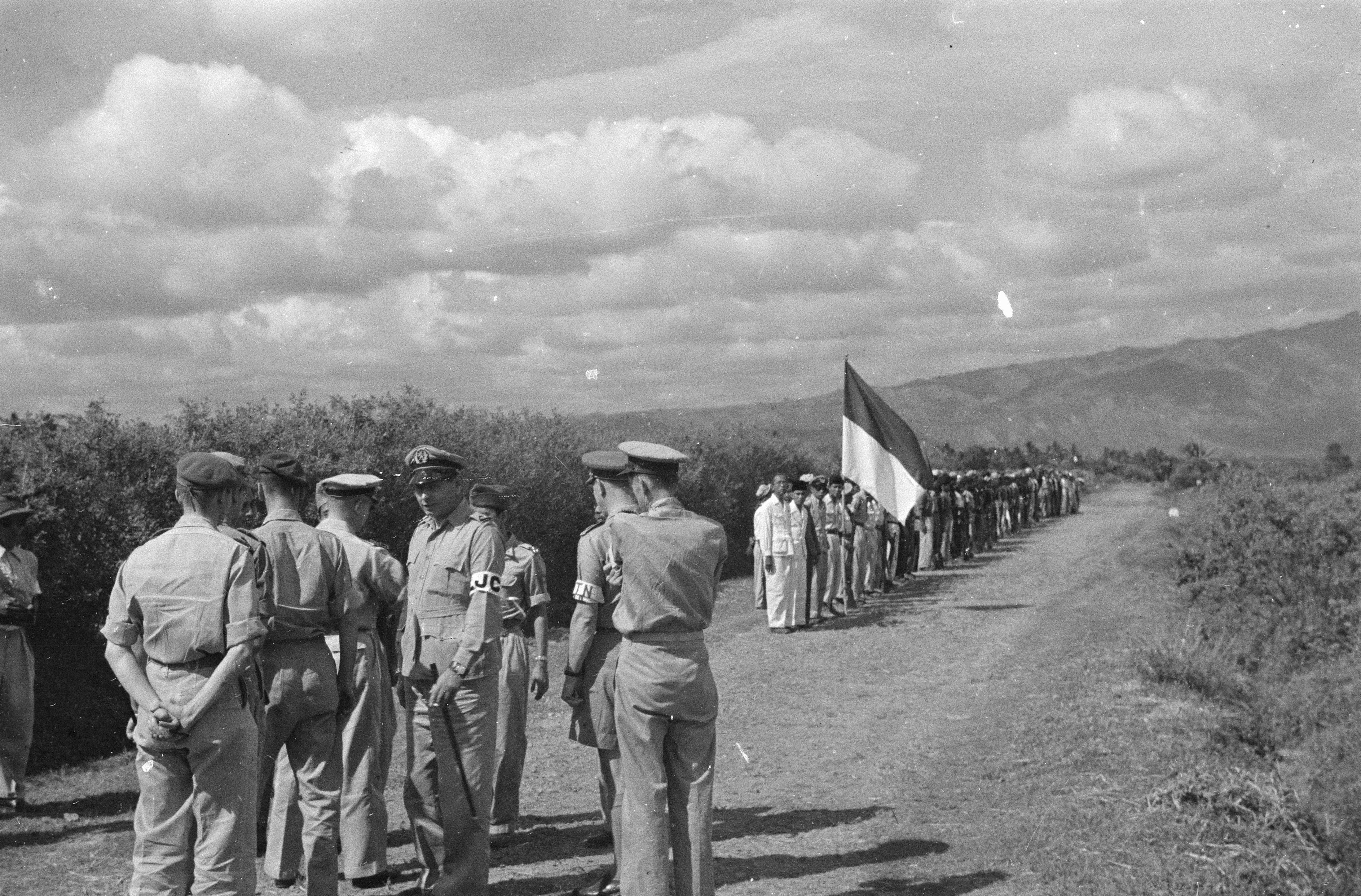 Ontmoeting op een landweg tussen officieren van het Indonesische- en het Nederlandse leger in oktober 1949. Er zijn vertegenwoordigers van de Verenigde Naties aanwezig