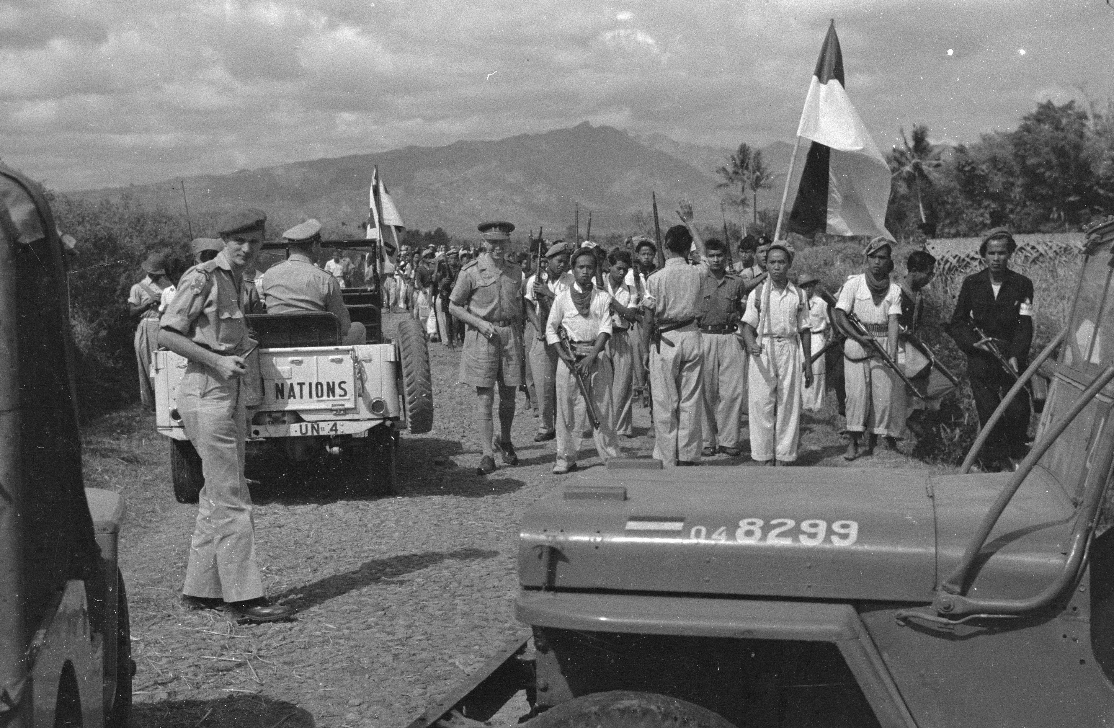 Ontmoeting op een landweg tussen officieren van het Indonesische- en het Nederlandse leger in oktober 1949. Er zijn vertegenwoordigers van de Verenigde Naties aanwezig.