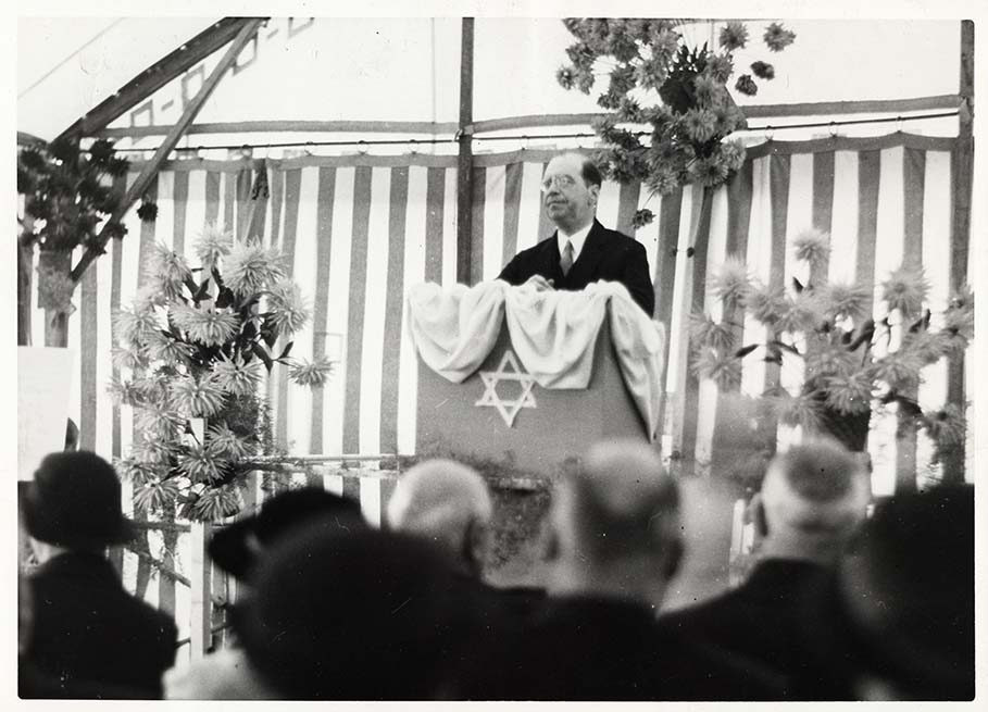 Professor David Cohen, later voorzitter van de Joodsche Raad, tijdens de opening van het werkdorp in 1934.