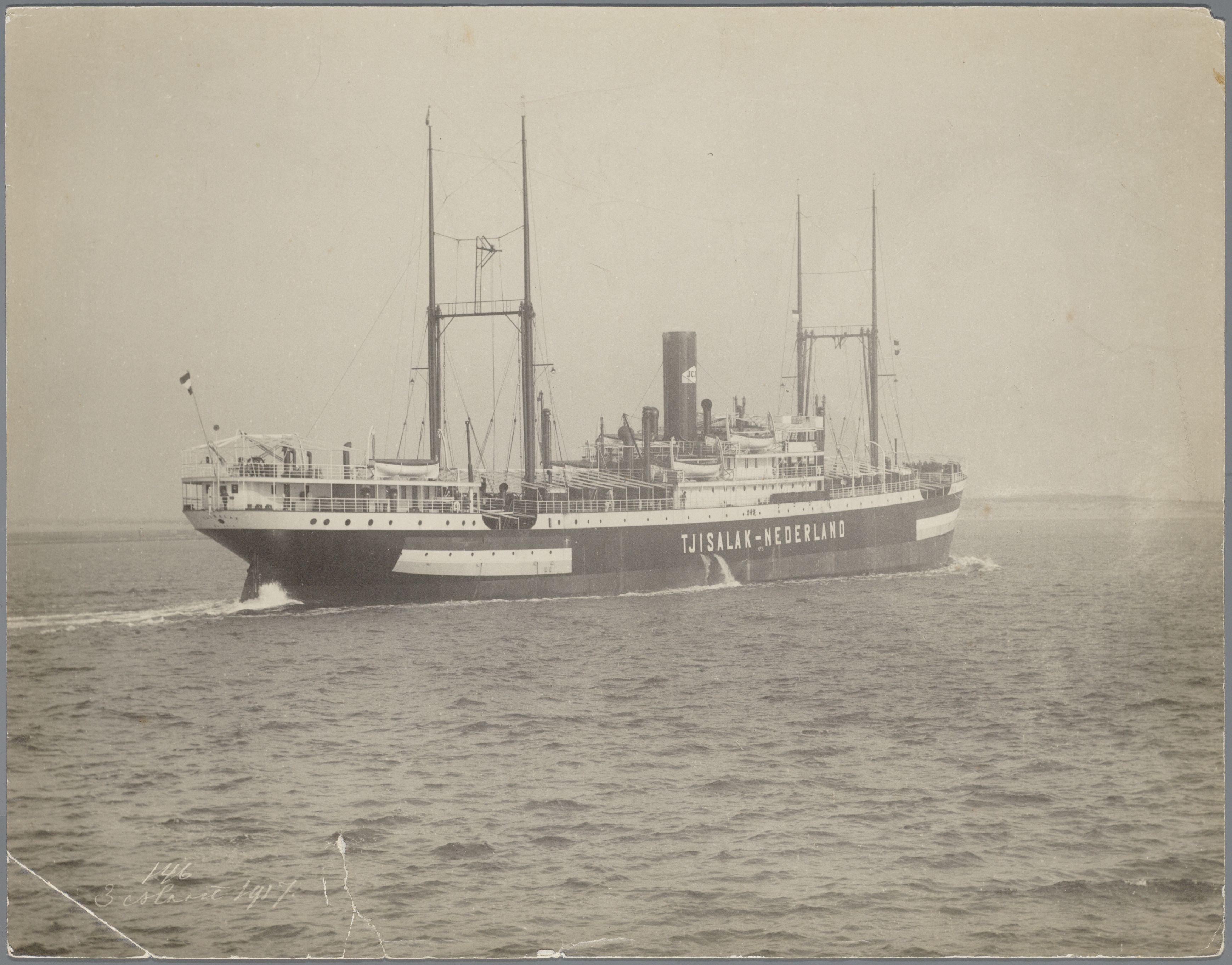 Het vrachtpassagiersschip SS Tjisalak tijdens haar proeftocht in 1917