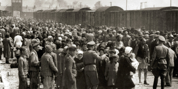 Selectie op het perron in Auschwitz, met als tweede van links Maurice Schellekens. Na het Sonderkommando komt hij terecht in het Kanada-kommando, waar hij de bagage van de gedeporteerden moet afnemen.