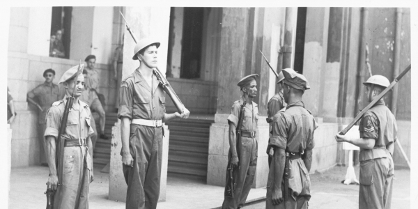 Nederlandse Oorlogsvrijwilligers nemen in 1946 de wacht over van Brits-Indiërs in Batavia